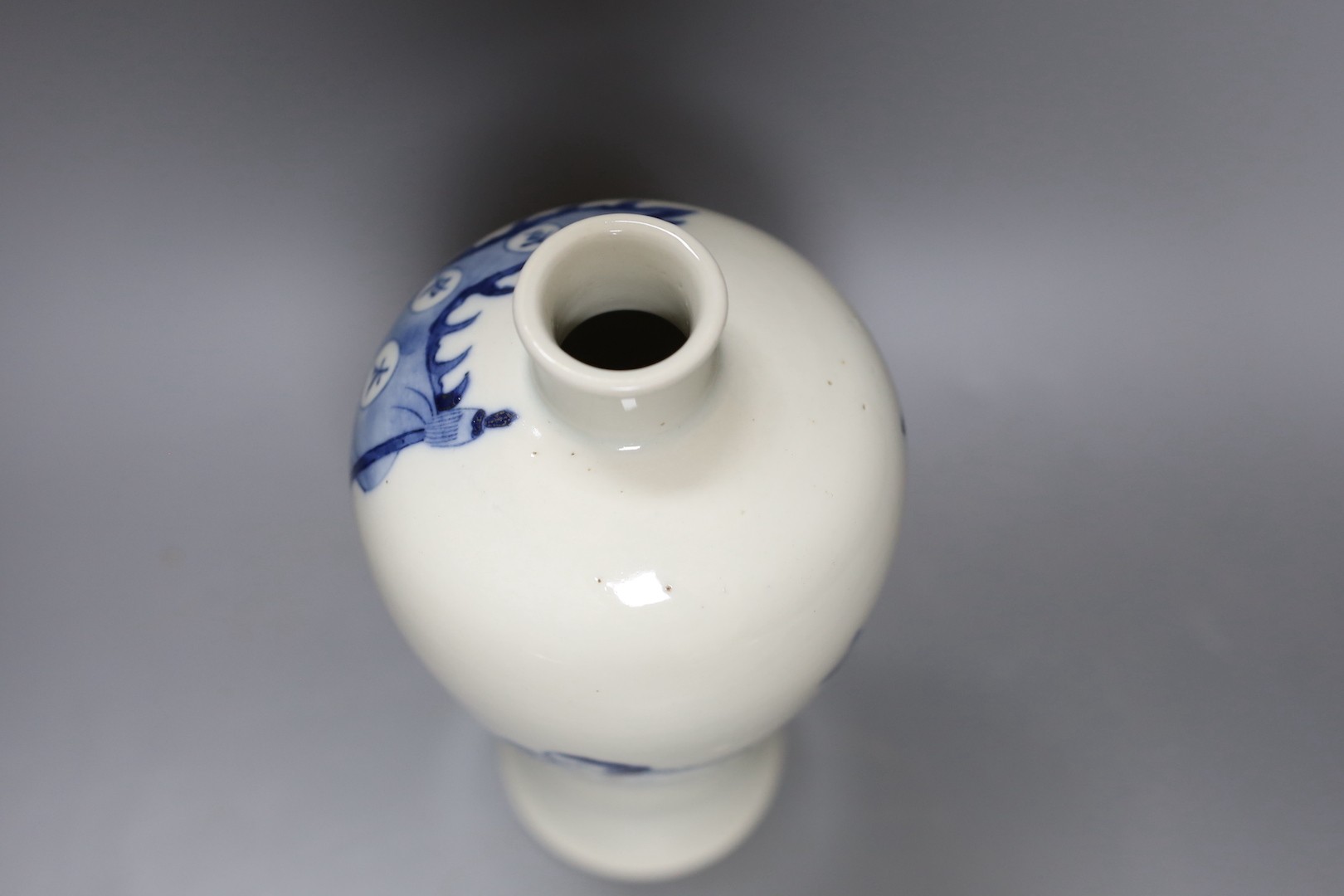 A Chinese blue and white figural meiping, 21.5cm